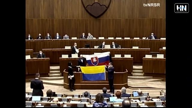 В парламенте Словакии депутат облил водой флаг Украины смотреть онлайн