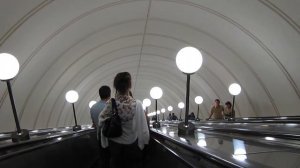 На эскалаторе в Московском метро без щитов рекламы