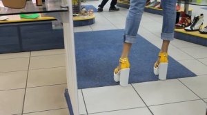 Босоножки Jeffrey Campbell желтый лак тракторная платформа