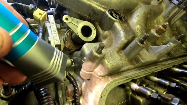 Пробило прокладку ГБЦ ГАЗ 53, ГАЗ 66. Силиконовая прокладка паука тоже под замену. Разборка   ч. 1
