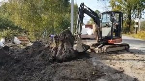 Земляные работы миниэкскаватором. Удаление большого корня.