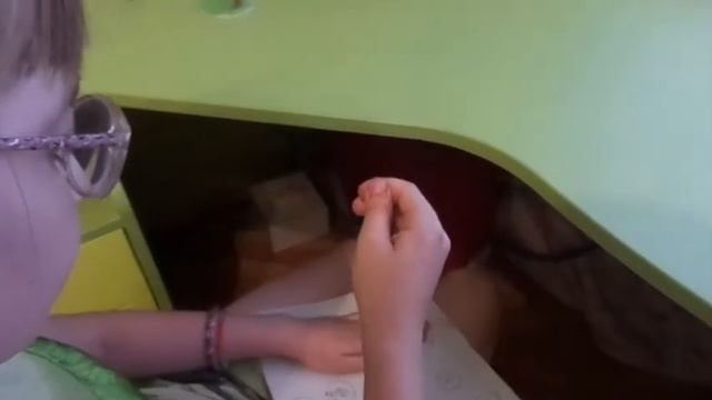 Шьем узоры, из цветных ниток на картоне, своими руками. Поделки для девочек своими руками. смотреть онлайн