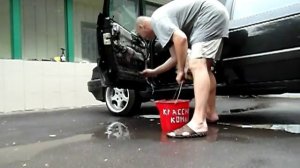 Промывка дренажных отверстий водительской двери.