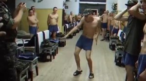 Солдаты-срочники в трусах