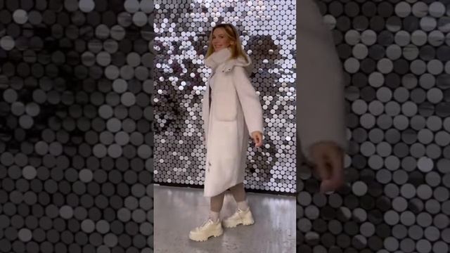 Белое пальто-шубка из овечьей шерсти уже в нашем магазине верхней женской одежды в Москве! Описание смотреть онлайн