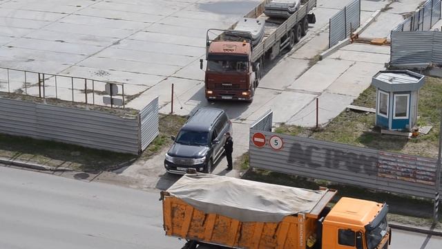 Кто и куда вывозит с Омского метро "Заречная"? смотреть онлайн