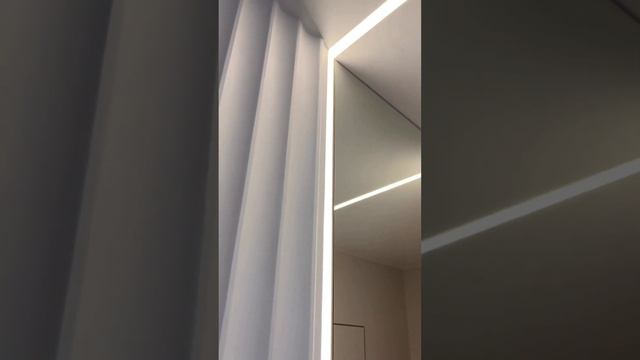 СВЕТОВЫЕ ЛИНИИ В СПАЛЬНЕ,ПЕРЕХОДЯЩИЕ С НАТЯЖНОГО ПОТОЛКА НА СТЕНЫ⚡️#дизайнинтерьера #натяжныепотолк смотреть онлайн