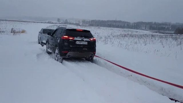 Geely Atlas вытаскивает Ниву смотреть онлайн