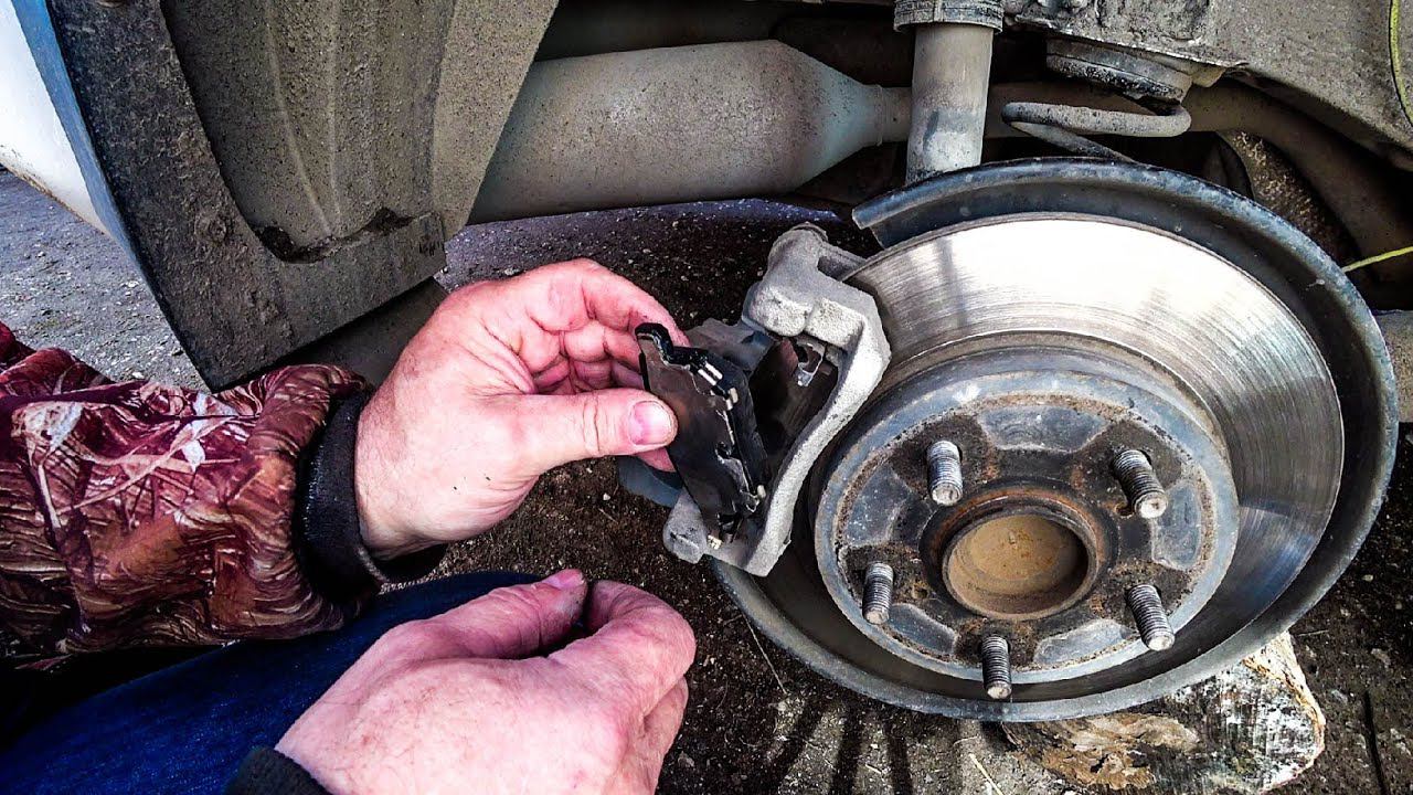 Тойота Королла. Замена задних колодок. Что обязательно нужно знать при этом. смотреть онлайн