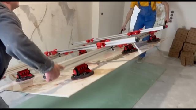 Монтаж широкоформатной плитки в гостинной