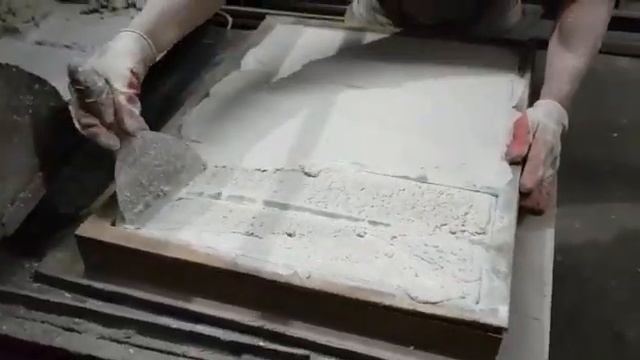 Заливка чулочной полиуретановой формы/Pouring manufactured stone into a polyurethane “stocking” mol смотреть онлайн