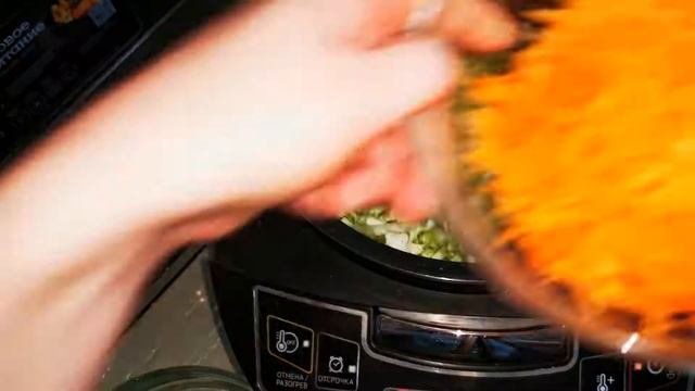Тушеная капуста с рисом, мясом и кабачком в мультиварке