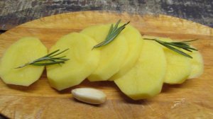 Картофельный салат с фасолью и огурцом