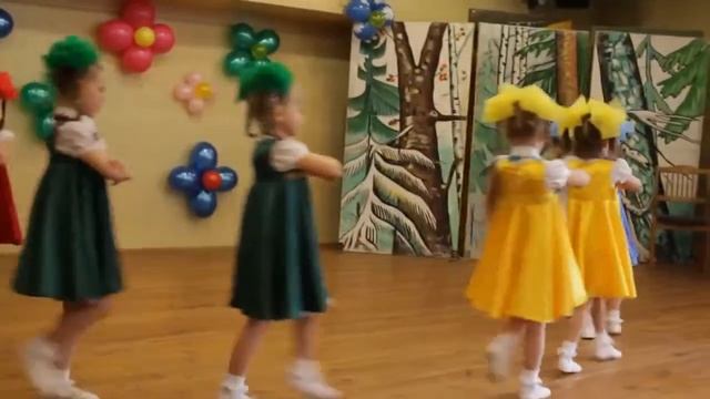 Русский танец матрешечки Дети танцуют в садике смотреть онлайн