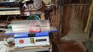 Фуговальный станок и выравнивание торцевой кромки на доске из карагача.