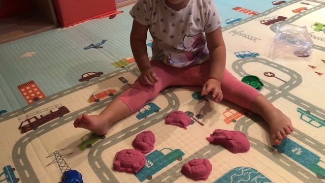 Кинестический (сенсорный) песок в контейнере с формочками.Обзор игрушки из магазина «Детский мир» смотреть онлайн