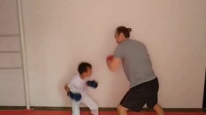 Тренировки для детей: отработка ударов руками и работа на реакцию