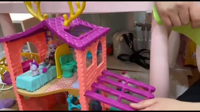 Настя дарит свои игрушки детскому саду