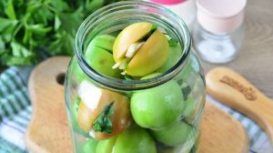 Зеленые помидоры с чесноком и петрушкой на зиму