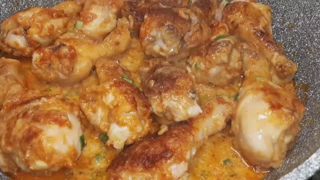 Курица в чесночном  соусе.Проще рецепта нет,сливочно-чесночный соус делает курицу очень нежной!