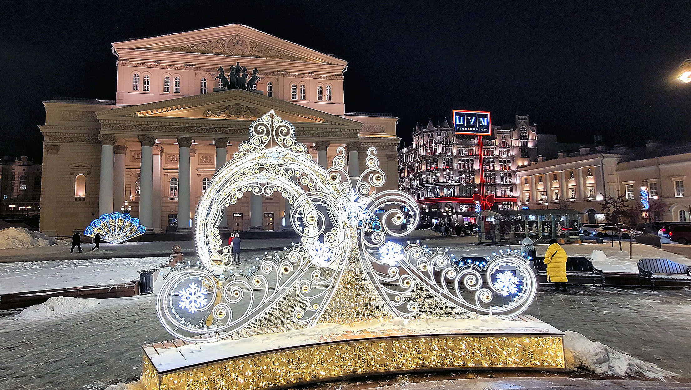 Прогулка по новогодней Москве 2022: праздничные огни