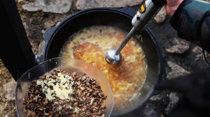 Тот самый суп пюре из шампиньонов в казане на костре.