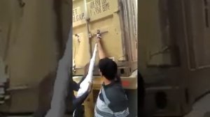 Как аккуратно снять пломбу, а потом опять повесить