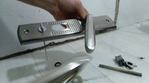 поломалась ручка железной двери, посмотри видео и замени сам