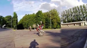 Мотоциклисты ездят на заднем колесе по кругу