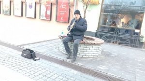 Играет на кларнете, музыкант