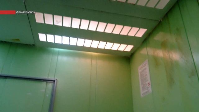 Жильцы 10-этажного дома в Альметьевске после падения лифта ходят по лестнице пешком смотреть онлайн
