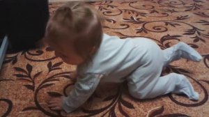 Кира первый раз поползла (ребенок ползает в 8 месяцев)