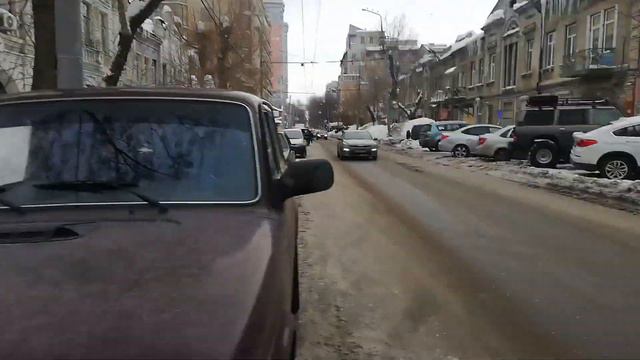 Саратовец пытается пробраться по тротуару на Мичурина