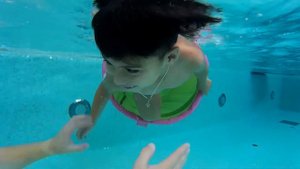 Семья под водой ныряет