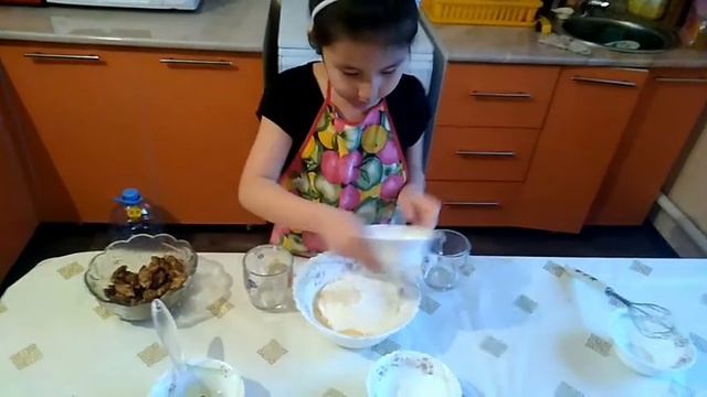 Яблочная шарлотка в микроволновке за 7 минут с Балушей смотреть онлайн