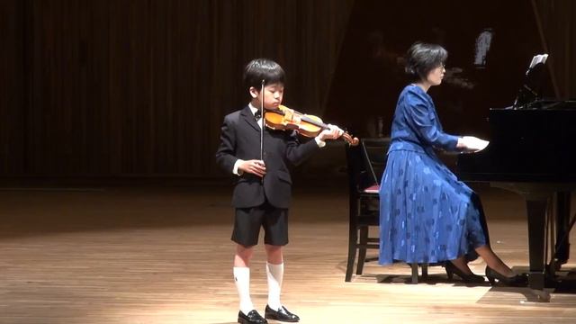 8 years boy plays Accolay "Violin concert A minor" смотреть онлайн