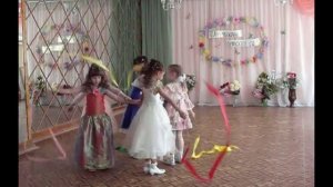 Танец девочек с лентами