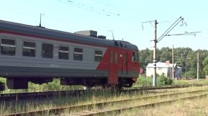 Электропоезд ЭД9Э-0010 сообщением Мыза - Суроватиха прибывает на ст. Ройка