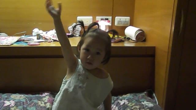 Flamenco by a two-year-old girl 學跳佛拉明哥的近兩歲小女孩 смотреть онлайн