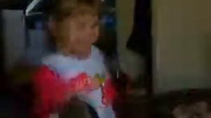 мама (бабушка для Нины) играет красиво на пианино