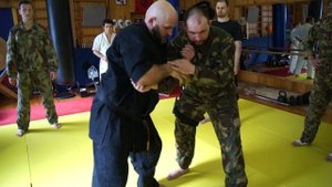 Как вывести человека без травм, но жестко