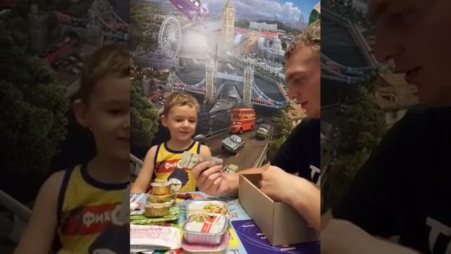 сухой паек армейский, содержимое, Макс пробует армейский кампот