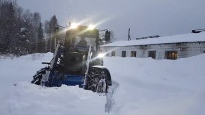Расчищаем снег в поле и вокруг Фермы под навоз и опилки. Тягаем силос. Без комментариев.
