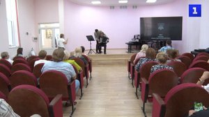 Композитор из Сербии провёл занятие по игре на баяне в Севастополе