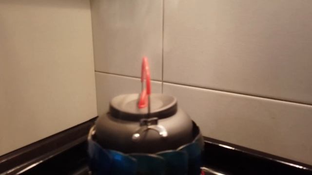 Походная газовая плитка с ветрозащитой и эксперимент с закипанием чайника. смотреть онлайн