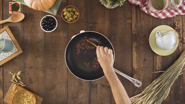 ЗЕЛЕНАЯ СПАРЖА С КУНЖУТОМ И ИСПАНСКИМИ ОЛИВКАМИ