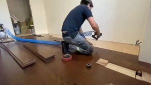 Настил инженерной доски на двух компонентный клей.