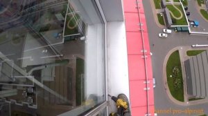 Демонтаж стеклопакетов алюминиевых окон / Видео с регистратора промышленного альпиниста