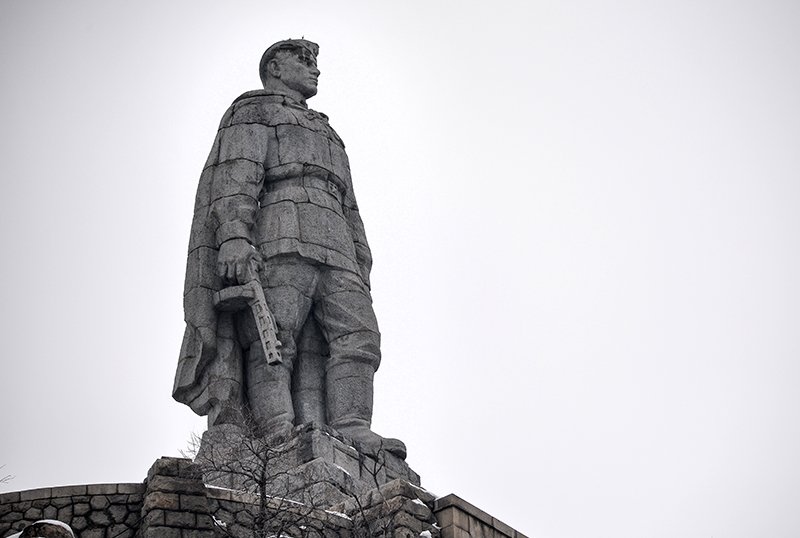Памятник советскому воину-освободителю оказался под угрозой сноса в Болгарии / События на ТВЦ