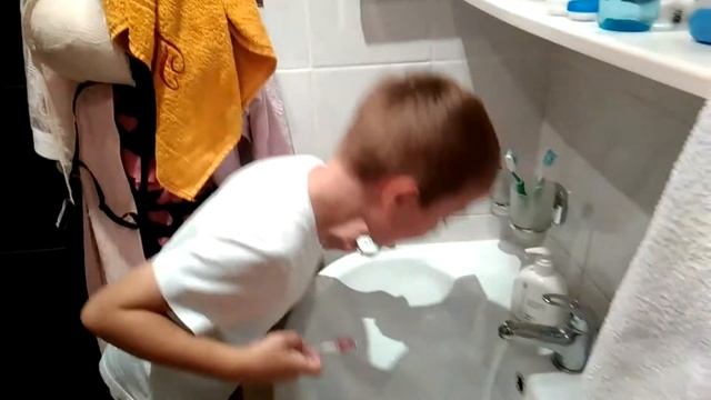 "Как правильно чистить зубы" Андрей Марков #юныйблогер смотреть онлайн